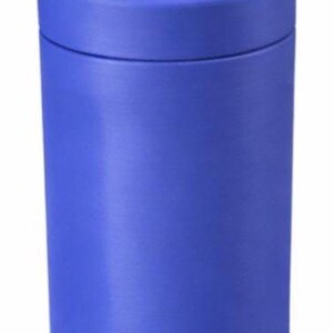 K&ouml;nnte beinhalten: Ein blauer Getr&auml;nkedosenk&uuml;hler mit einer silbernen und gelben Dose im Inneren. Die Dose hat einen gelben Aufrei&szlig;er. Der K&uuml;hler ist zylindrisch und aus einem einfarbigen blauen Material gefertigt. Er h&auml;lt Getr&auml;nke kalt.
