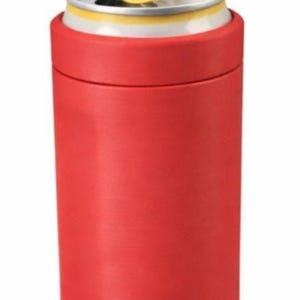 K&ouml;nnte beinhalten: Ein roter Getr&auml;nkedosenk&uuml;hler mit einer silbernen und gelben Dose im Inneren. Der K&uuml;hler ist zylindrisch und soll Getr&auml;nke kalt halten. Die Dose hat einen gelben Aufrei&szlig;er.