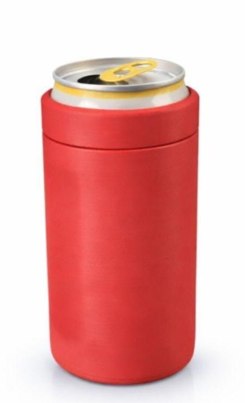 K&ouml;nnte beinhalten: Ein roter Getr&auml;nkedosenk&uuml;hler mit einer silbernen und gelben Dose im Inneren. Der K&uuml;hler ist zylindrisch und soll Getr&auml;nke kalt halten. Die Dose hat einen gelben Aufrei&szlig;er.