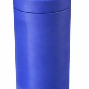 K&ouml;nnte beinhalten: Ein blauer Getr&auml;nkedosenk&uuml;hler mit einer silbernen und gelben Dose im Inneren. Der K&uuml;hler ist zylindrisch und aus blauem Material. Die Dose hat einen silbernen K&ouml;rper und einen gelben Aufrei&szlig;er.