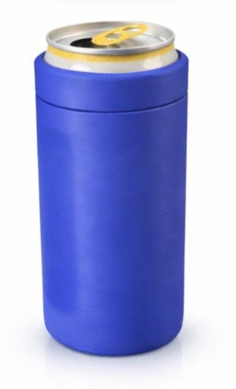 K&ouml;nnte beinhalten: Ein blauer Getr&auml;nkedosenk&uuml;hler mit einer silbernen und gelben Dose im Inneren. Der K&uuml;hler ist zylindrisch und aus blauem Material. Die Dose hat einen silbernen K&ouml;rper und einen gelben Aufrei&szlig;er.