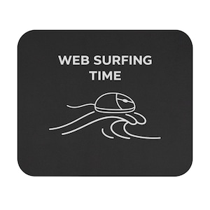 Può includere: Tappetino per mouse nero con angoli arrotondati. Il testo bianco recita "WEB SURFING TIME". Una grafica bianca raffigura un mouse per computer che fa surf su un'onda.