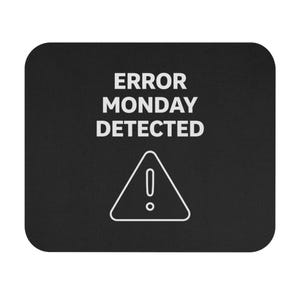 Op de afbeelding: Een rustiek houten bord met de tekst "Welcome to our home" in witte letters. Het bord heeft een verweerde afwerking en een eenvoudig, uitnodigend ontwerp.