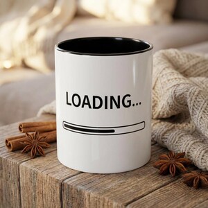 Tazza minimalista con scritta "Caricamento", tazza divertente a tema tecnologico, tazza con umorismo da programmatore, tazza per lavorare da casa, tazza estetica da scrivania, idea regalo per geek
