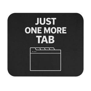 Tappetino per mouse Just One More Tab, tappetino divertente per scrivania, tappetino per mouse con umorismo da internet, accessorio per la scrivania del programmatore, configurazione minimalista della scrivania dell'ufficio