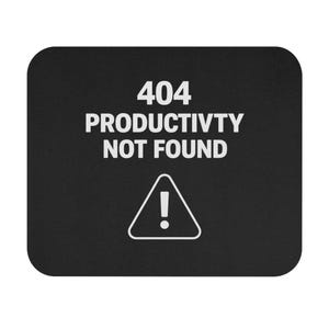 Op de afbeelding: Zwart rechthoekig muismatje met afgeronde hoeken. De muismat heeft de tekst "404 PRODUCTIVITY NOT FOUND" in het wit, boven een witte driehoek met een uitroepteken. Het ontwerp is eenvoudig en modern.