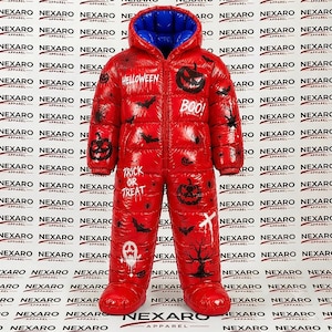 Puede incluir: Un mono acolchado de color rojo brillante con capucha y forro interior azul. El exterior presenta gráficos negros con temática de Halloween, incluyendo calabazas, murciélagos, arañas y telarañas, junto al texto blanco HELLOWEEN, BOO y TRICK OR TREAT.