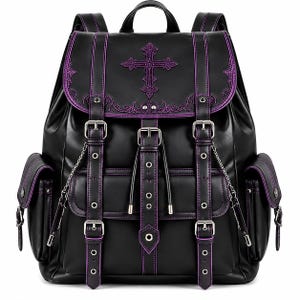 Könnte beinhalten: Ein schwarzer Rucksack mit violetten Nähten und Stickereien. Die Frontklappe zeigt ein verziertes violettes Kreuzdesign. Der Rucksack verfügt über drei vertikale Riemen mit silberfarbenen Metallschnallen, zwei Seitentaschen und dekorative Silberketten.