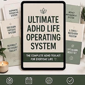 Peut inclure: Une tablette numérique affichant le texte Ultimate ADHD Life Operating System, entourée de plusieurs livrets imprimés intitulés Dopamine Operating System, Decision Fatigue System, Burnout Recovery Toolkit, Money Management System et Life Admin Reset Kit.
