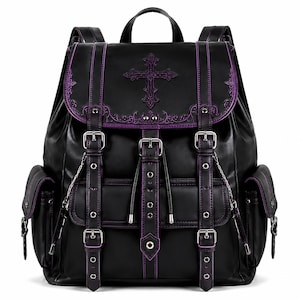 Puede incluir: Una mochila negra con costuras y bordados morados. La solapa frontal muestra un diseño de cruz bordado. La bolsa incluye tres correas verticales con hebillas de metal plateado, dos bolsillos laterales y cadenas plateadas en los costados.