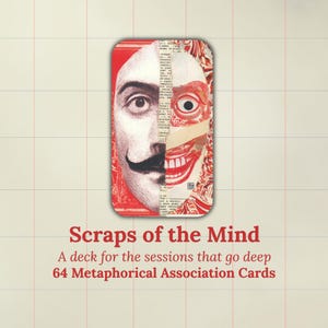 Op de afbeelding: Een kaartspel van 64 metaforische associatiekaarten getiteld "Scraps of the Mind". Het kaartontwerp toont een collage van een gezicht met een snor, een oog en een lachende mond. De achtergrond is een raster.