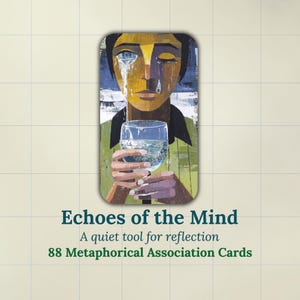 Puede incluir: Una carta de la baraja "Echoes of the Mind". La imagen muestra a una persona con lágrimas, sosteniendo un vaso de agua. El texto de la carta dice "Una herramienta silenciosa para la reflexión" y "88 Cartas de Asociación Metafóricas."