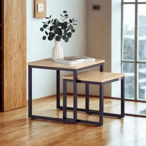 Juego de 2 mesas auxiliares industriales de madera rústica y metal negro para sala de estar moderna, ahorra espacio.