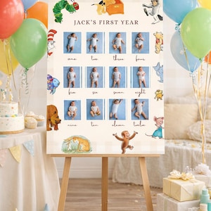 Può includere: Un cavalletto in legno che mostra una bacheca fotografica del primo anno di un bambino con la scritta "JACK'S FIRST YEAR". La bacheca presenta foto mensili di un bambino, insieme a illustrazioni di personaggi di libri e palloncini colorati.