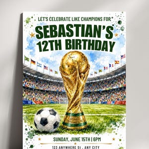 以下が含まれることがあります： サッカーをテーマにした誕生日招待状。金色のトロフィー、サッカーボール、スタジアムの背景が特徴です。「セバスチャンの12歳の誕生日をチャンピオンのように祝いましょう」というテキストとイベントの詳細。水彩画風。
