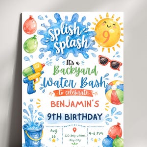 Può includere: Un colorato invito per un Backyard Water Bash per celebrare il 9° compleanno di Benjamin. Il design presenta schizzi d'acqua, un sole, palloncini d'acqua e il testo "Splish Splash".