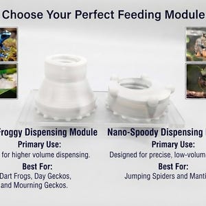 Peut inclure: Deux modules d'alimentation en plastique blanc sur une base transparente. Le texte indique : Choose Your Perfect Feeding Module, Pro-Froggy Dispensing Module, Primary Use: Ideal for higher volume dispensing, Best For: Dart Frogs, Day Geckos, and Mourning Geckos, Nano-Spoody Dispensing Module, Primary Use: Designed for precise, low-volume control, Best For: Jumping Spiders and Mantises.