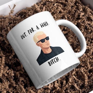 Puede incluir: Taza de cerámica blanca con una ilustración de un hombre con gafas de sol. La taza tiene el texto "OUT. FOR. A. WALK." encima de la ilustración y "BITCH." debajo.