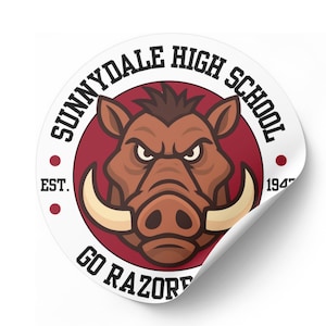 Könnte beinhalten: Ein runder Aufkleber mit einem Cartoon-Wildschweinkopf in der Mitte, vor einem weinroten Kreis. Der Text "SUNNYDALE HIGH SCHOOL" ist oben gebogen, mit "GO RAZOR" unten. Der Aufkleber enthält auch "EST. 1947".