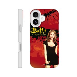 Pode incluir: Uma capa de telemóvel com laterais brancas, fundo gráfico vermelho e preto, o texto amarelo Buffy the Vampire Slayer e a ilustração de uma pessoa com um vestido preto a segurar uma estaca de madeira, com aberturas para as câmaras.