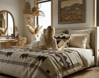 Dormitorio en tonos neutros cálidos, fotos y vídeos, estilo bohemio.