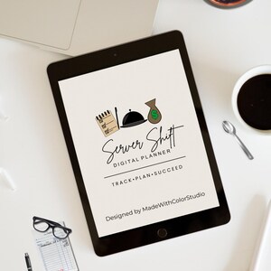 Op de afbeelding: Een digitale planner op een tablet met de tekst "Server Shit" en de slogan "Track. Plan. Succeed." De afbeelding bevat een laptop, een vetplant, een kopje koffie en een notitieblok met een bril.