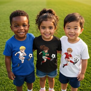 Puede incluir: Tres ni&ntilde;os sonriendo en un campo verde, vistiendo camisetas de f&uacute;tbol. Las camisetas son azules, negras y blancas, cada una con un jugador de f&uacute;tbol de dibujos animados pateando un bal&oacute;n. Se ve un estadio al fondo.
