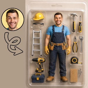 Pode incluir: Um conjunto de figura de ação personalizada com uma pessoa sorridente em t-shirt azul e jardineiras azul-marinho, embalado num blister de plástico transparente com capacete amarelo, escada, berbequim, caixa de ferramentas, martelo e pregos.