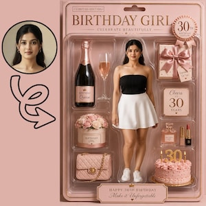Könnte beinhalten: Ein limitiertes 30. Geburtstags-Puppenset in rosa Verpackung mit einer Puppe im schwarzen Oberteil und weißem Rock, einer Champagnerflasche mit der Aufschrift Birthday Queen, einem Glas, einem Rosenstrauß, einer gesteppten Handtasche, einem Geschenk, Parfüm, Lippenstift und einem Kuchen.