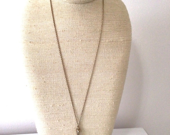 Collar con colgante de lupa de joyería vintage de 1928, metal tono dorado, estilo Art Déco MCM.