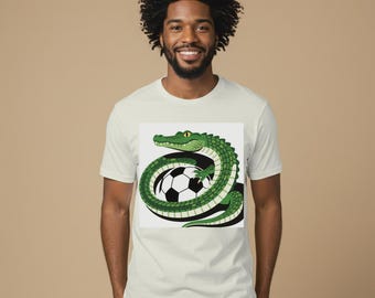Camiseta unisex teñida en prenda con un divertido estampado de un cocodrilo y un balón de fútbol, Comfort Colors 1717, de algodón suave y corte relajado, ideal para deportes.
