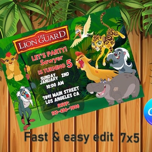 Puede incluir: Una tarjeta de invitación verde con personajes de El Rey León. La tarjeta dice "Let's Party! Sawyer cumple 5" con detalles del evento. El diseño incluye un logotipo de Canva y el texto "Fast & easy edit 7x5".