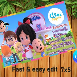 Puede incluir: Una colorida invitación con personajes de dibujos animados, con el texto "Valentina cumple 3" y detalles del evento. La invitación es de 7x5 pulgadas e incluye el logo de Canva. El fondo es una superficie de madera con hojas verdes.