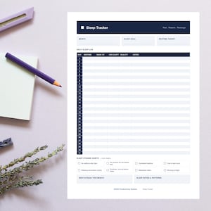 Op de afbeelding: Een wit slaaptrackerblad met een blauwe koptekst met de tekst "Sleep Tracker". Het blad bevat secties voor dagelijkse slaaplogs, slaapdoelen en slaaphygiënegewoonten. Een paars potlood en notitieblok staan links.