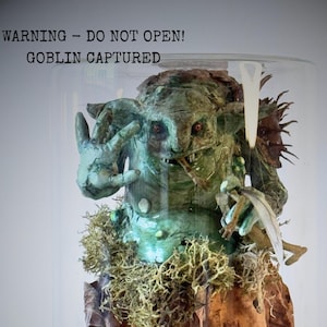 Handmodelliertes Goblinglas - Dark Fantasy Creature Art, Witchcore Dekor, Unikat Skulptur