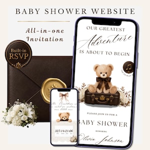 Puede incluir: Una invitación digital para baby shower en dos teléfonos inteligentes. Las pantallas muestran un oso de peluche sobre una maleta vintage, el texto "OUR GREATEST Adventure IS ABOUT TO BEGIN" y un temporizador de cuenta regresiva. Se ve un sobre oscuro con un sello de cera dorado.
