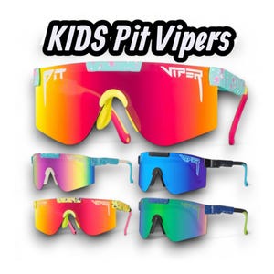 Può includere: Occhiali da sole Kids Pit Vipers colorati con lenti sfumate. Gli occhiali hanno un design avvolgente con montature in vari colori, tra cui rosa, blu e giallo. Il testo "KIDS Pit Vipers" è visualizzato nella parte superiore.