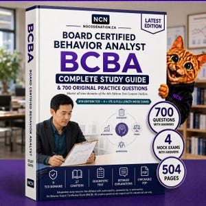 Op de afbeelding: Een wit hardcover studieboek getiteld Board Certified Behavior Analyst BCBA Complete Study Guide & 700 Original Practice Questions. De kaft toont een persoon die op een klembord schrijft, een kat-illustratie en tekst met details over 700 vragen, 4 proefexamens en 504 pagina's.
