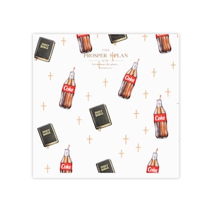 Puede incluir: Cuadrado blanco con un patrón repetido de Biblias marrones, botellas de Coca-Cola y cruces doradas. Las Biblias tienen letras doradas que dicen "Holy Bible". Las botellas de Coca-Cola tienen etiquetas rojas. El texto "THE PROSPER PLAN CO." está en el centro.