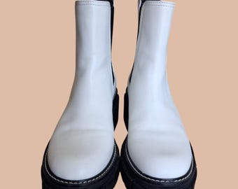 Gianni Bini Ridleigh White Leather Chelsea Boots Women’s Size 9 Lug Sole Chunky