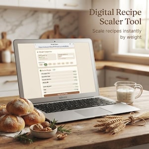 Puede incluir: Un ordenador portátil plateado que muestra una herramienta digital de escalado de recetas con una interfaz de comparación de pesos, junto a una jarra medidora de cristal con leche y varios panes redondos sobre una mesa.