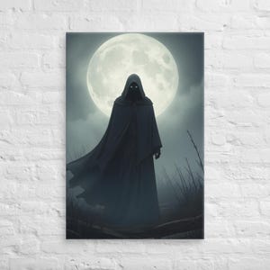 Puede incluir: Impresión en lienzo que muestra una figura encapuchada con ojos brillantes, frente a una luna llena. La obra de arte es predominantemente oscura, con tonos de negro y gris, creando una atmósfera misteriosa. La figura está en un campo de hierba alta.