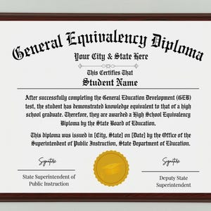 Op de afbeelding: Een ingelijst General Equivalency Diploma met een donkerhouten lijst. Het diploma heeft zwarte tekst op een witte achtergrond, waaronder de woorden "General Equivalency Diploma" en "Student Name". Een gouden zegel staat in het midden.
