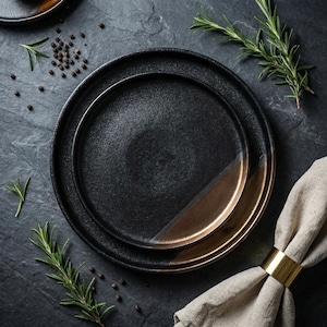 Porcelanowy talerz ze złotym rantem – matowoczarny talerz jadalny, elegancka zastawa stołowa, prezent ślubny dla niej, prezent na parapetówkę, wyjątkowa zastawa stołowa