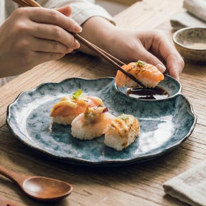 Prato de Sushi de Cerâmica – Prato Elegante para Jantar, Utensílio de Cozinha Premium, Presente Ideal para Inauguração de Casa ou Casamento, Cerâmica Feita à Mão