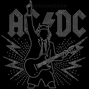 Puede incluir: Un diseño de transferencia de pedrería sobre fondo negro con el logotipo de AC/DC en cristales blancos. El gráfico muestra una figura con cuernos tocando una guitarra eléctrica, rodeada de patrones de rayos radiantes hechos de pequeños tachones.