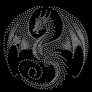 Puede incluir: Un diseño estilizado de dragón compuesto por numerosos puntos blancos pequeños sobre un fondo negro. El dragón se representa en una disposición circular, con sus alas y cuerpo formando un patrón simétrico.