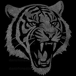 Puede incluir: Un diseño gráfico de cabeza de tigre creado con pedrería blanca sobre un fondo negro sólido. El tigre se muestra con la boca abierta, mostrando los dientes, y presenta rayas faciales detalladas y textura de pelaje formada por piedras.