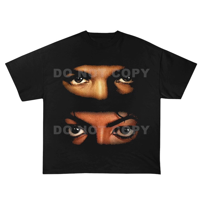 Peut inclure: Un t-shirt noir &agrave; manches courtes avec une impression graphique repr&eacute;sentant deux paires d'yeux superpos&eacute;es, entour&eacute;es d'ombres profondes. Le texte DO NOT COPY est imprim&eacute; en couleur claire au centre du motif graphique.