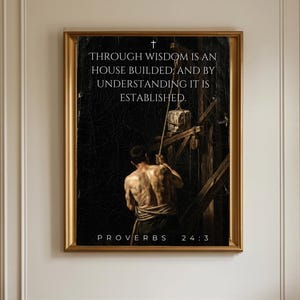 Peut inclure: Une œuvre d'art encadrée avec un cadre doré, représentant une scène biblique d'un homme en train de construire. Le texte dit : « PAR LA SAGESSE, LA MAISON S'ÉDIFIE, ET PAR L'INTELLIGENCE, ELLE S'AFFIRMIT. PROVERBES 24:3. »